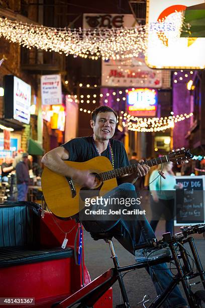 playing the guitar in nashville, tennessee - nashville nightlife stock pictures, royalty-free photos & images