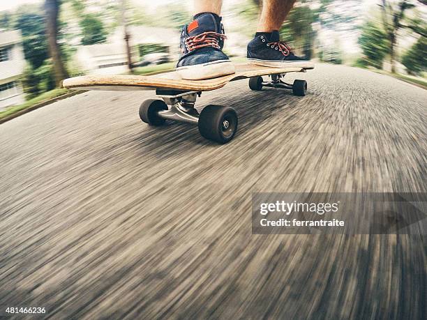 transports sur un skate - downhill skate photos et images de collection