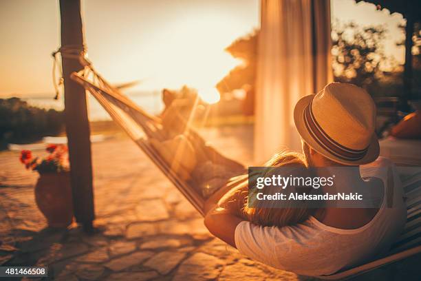 summer love - couple sunset stockfoto's en -beelden