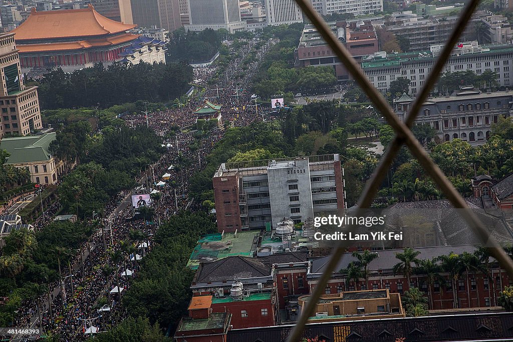 Taiwanese Students Gather To Protest Against China Deal