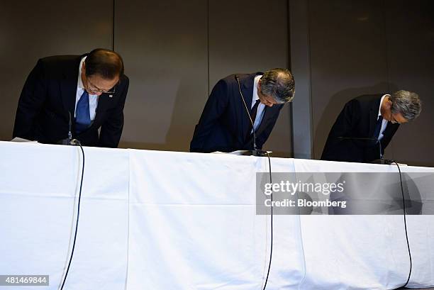 Masashi Muromachi, incoming chairman, president and chief executive officer of Toshiba Corp., left, Hisao Tanaka, outgoing president and chief...