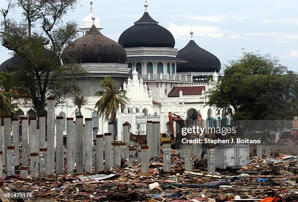 Mesjid Raya Baiturrahman Mosque in central Banda Aceh, Indonesia stands behind a destroyed supermarket -150 miles from southern Asia's massive...