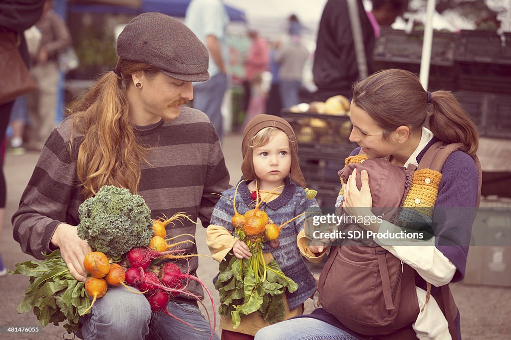 Junge Hipster Familie mit Zutaten vom Bauernmarkt im Freien