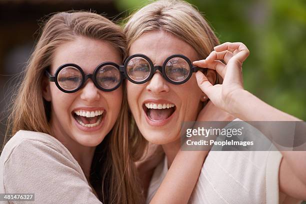 sie lieben, die gemeinsam spaß haben - dicke brillenfassung stock-fotos und bilder