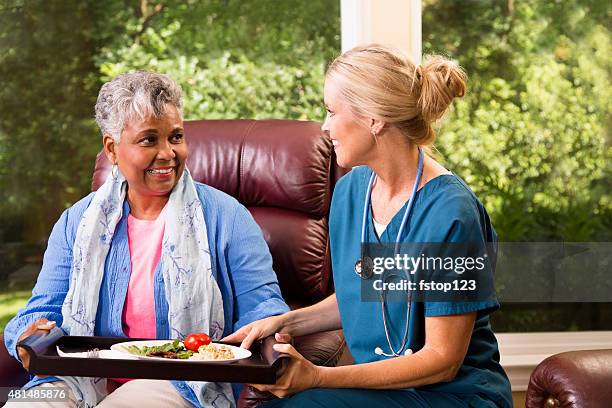 home healthcare krankenschwester mit einem senior erwachsenen patienten. mahlzeit. - meals on wheels stock-fotos und bilder