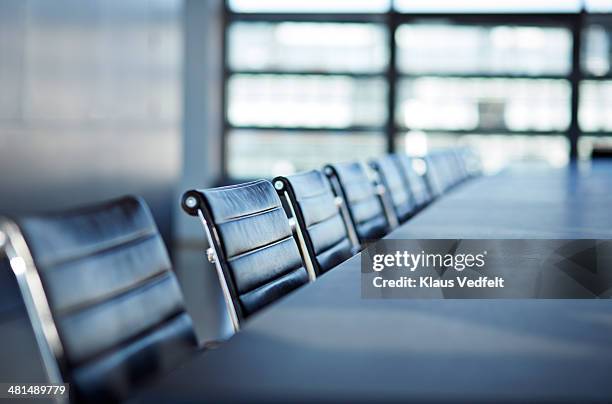 still-life of chairs in big stylish conferenceroom - table de salle de réunion photos et images de collection