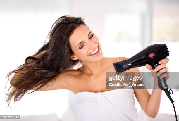 fürsorge für ihr haar - haare föhnen stock-fotos und bilder