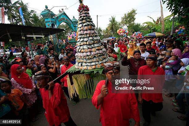 Residents dressed up in traditional Javanese clothes to follow the Nyadran ritual at the Sewu Cemetery. The Nyadran ritual is a tradition where the...