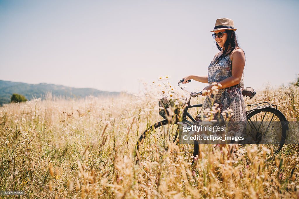 Mulher empurrando Bicicleta