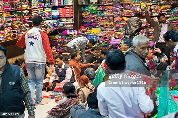 textile buying old delhi, india - chandni chowk stockfoto's en -beelden