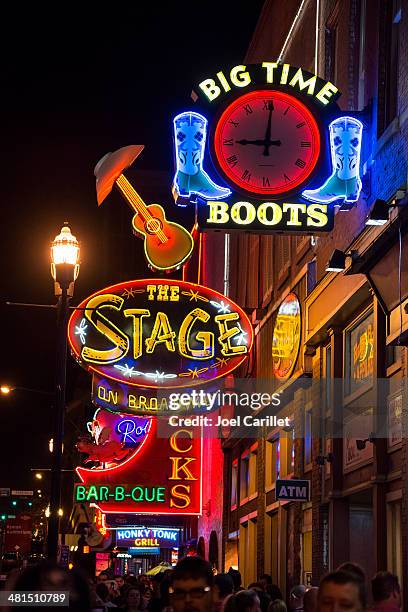 neon lichter auf broadway at night in nashville, tennessee - downtown neon stock-fotos und bilder