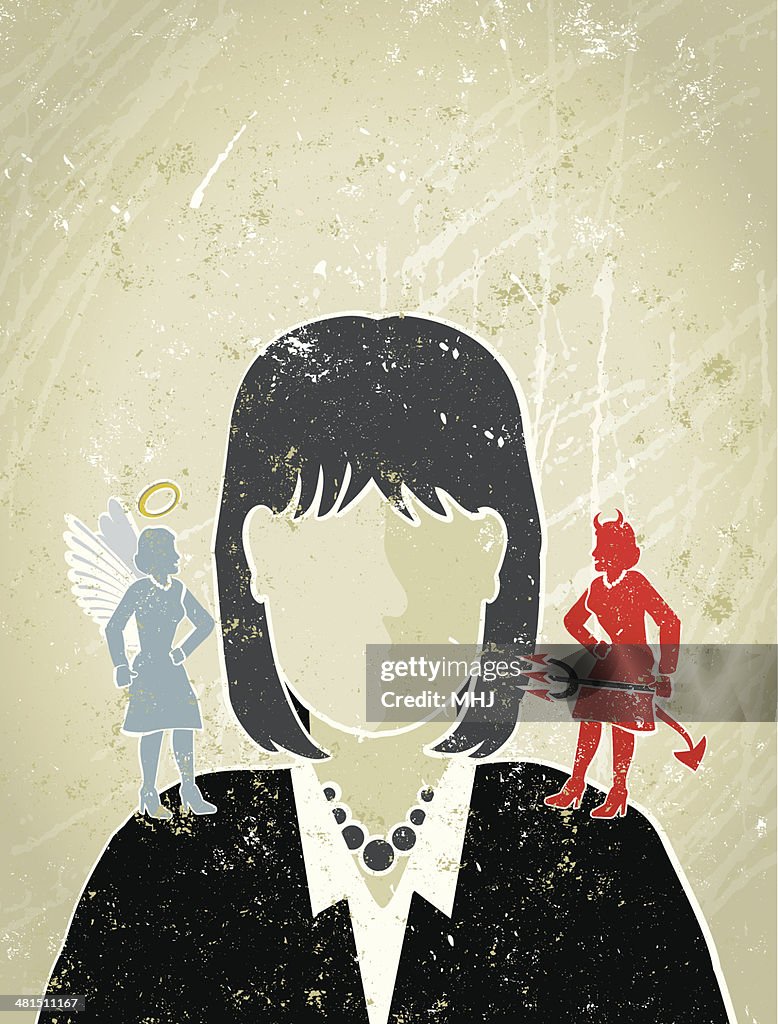 Mujer de negocios con ángel y Devil sobre sus hombros