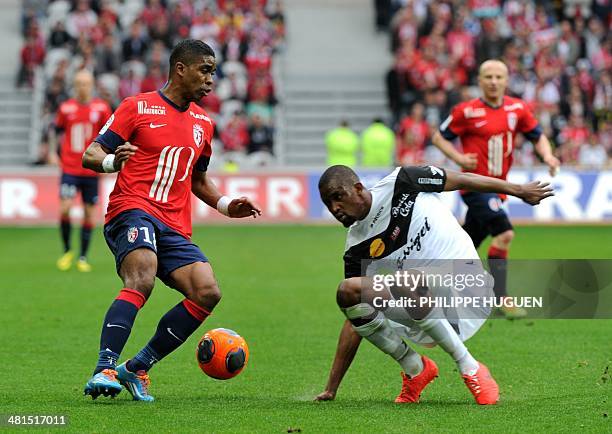 Lille's French defender Franck Beria vies with Guingamp's Senegalese midfileder Moustapha Diallo during the French L1 football match Lille vs Gingamp...