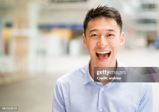 幸せなビジネスマンが叫んで、興奮しているように見える - 悲鳴を上げる ストックフォトと画像