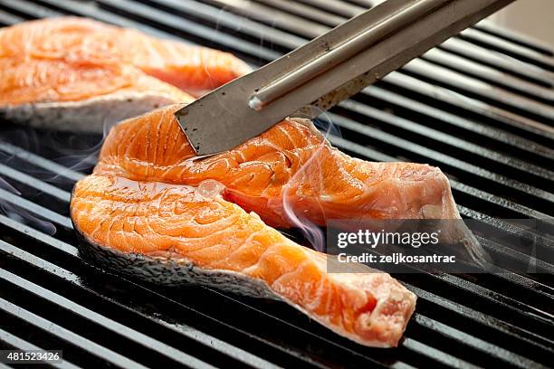 bistecche di salmone grigliato su fuoco - filetto foto e immagini stock