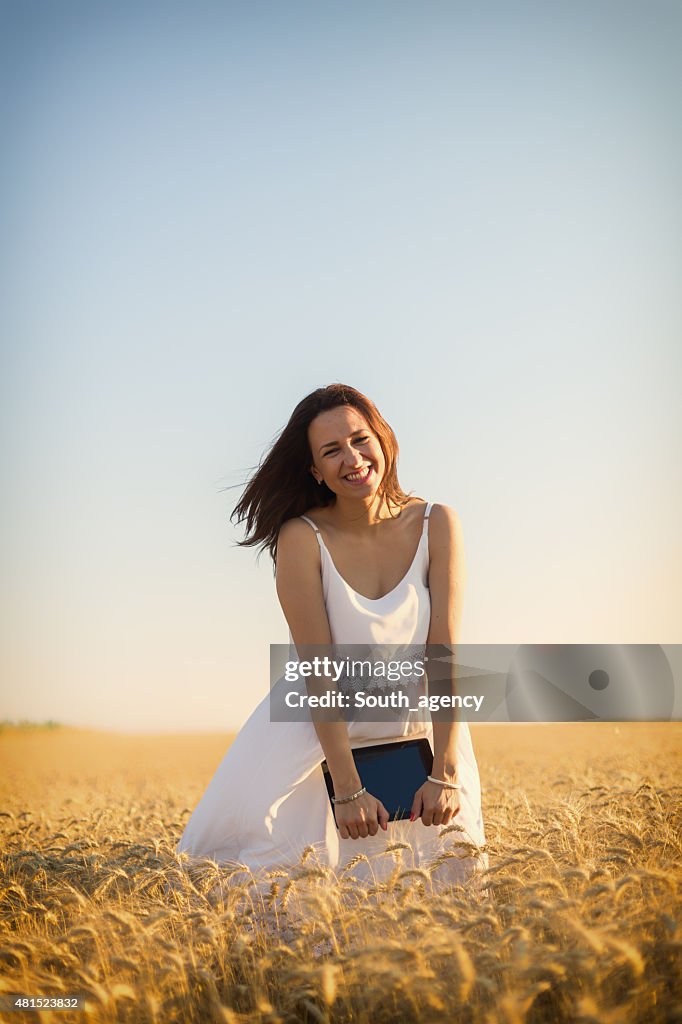 Glückliche Frau in der Natur