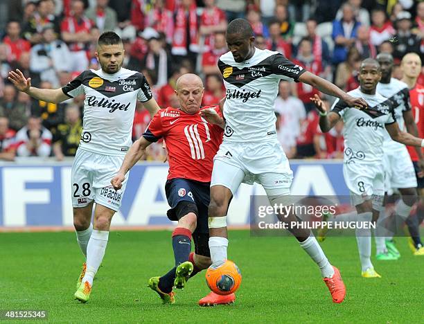 Guingamp's Senegalese midfileder Moustapha Diallo vies with Lille's French midfielder Florent Balmont during the French L1 football match Lille vs...