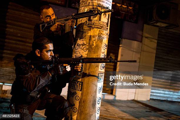 The military police elite troop battalion, enter the unpacified Complexo da Mare, one of the largest 'favela' complexes in Rio, on March 30, 2014 in...