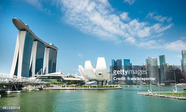 singapur skyline auf der marina bay area - singapore stock-fotos und bilder