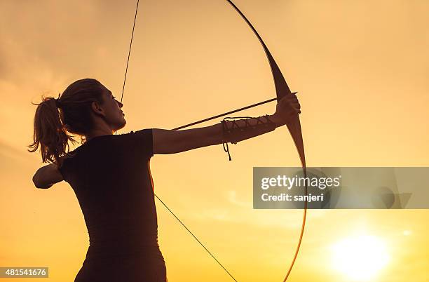 mulher com o arco de arqueiro - arco de arqueiro imagens e fotografias de stock