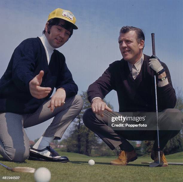 Irish television presenter Eamonn Andrews plays golf with English comedian Jimmy Tarbuck in 1968.