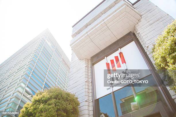 building of the tokyo stock exchange - tokyo stock exchange stock pictures, royalty-free photos & images