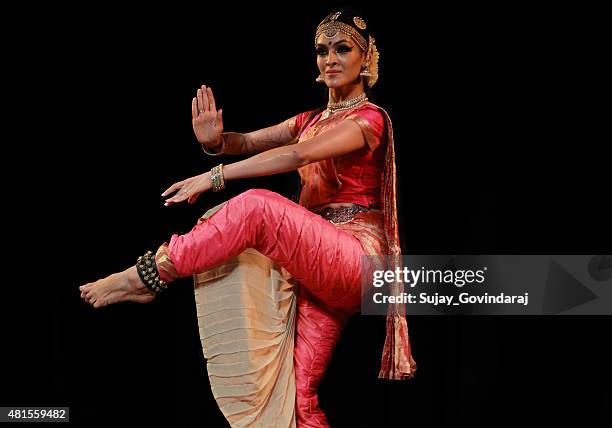 rukmini vijaykumar - bharatanatyam - bharatanatyam dancing stock pictures, royalty-free photos & images