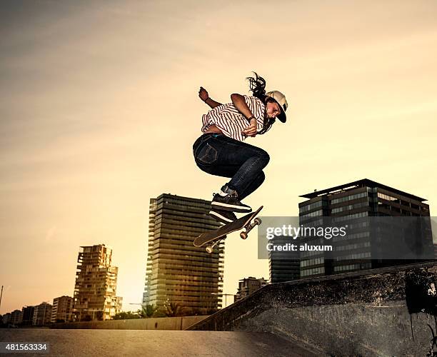 fêmea jovem skatista pulando na pista de skate na cidade - skater pro - fotografias e filmes do acervo