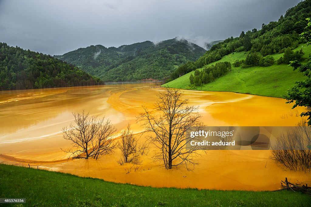 Paisagens com montanhas de água contaminado