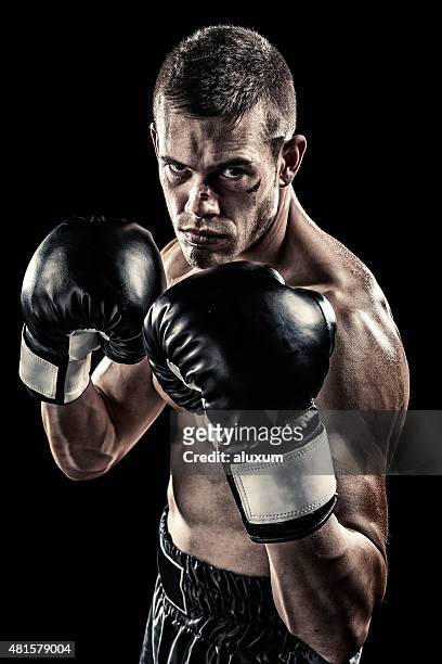 boxeador aislado en negro - combat sport fotografías e imágenes de stock
