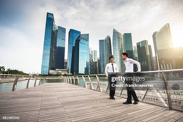 homme d'affaires, réunion dans le centre-ville de singapour - singapourien photos et images de collection