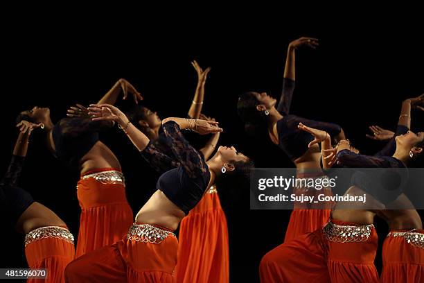 oriental dance - belly dancer stockfoto's en -beelden