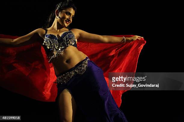 danza del vientre payal gupta - belly dancer fotografías e imágenes de stock