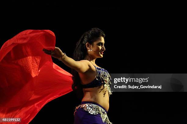 danza del vientre payal gupta - belly dancer fotografías e imágenes de stock