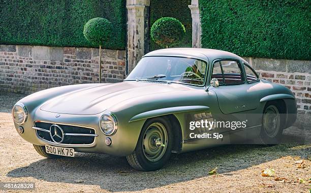 mercedes-benz 300 sl klassische sportwagen - mercedes benz 300sl gullwing stock-fotos und bilder