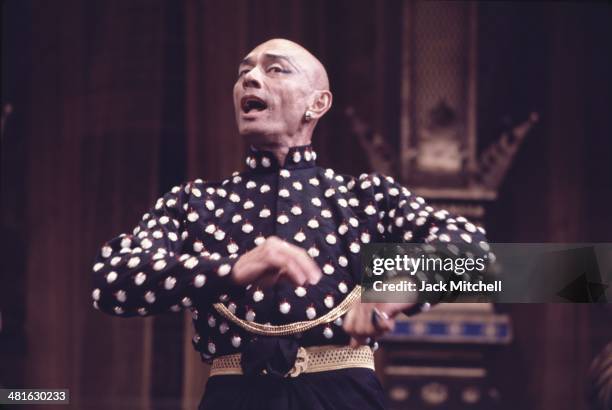 Yul Brenner performing on stage with the Broadway cast of 'The King and I' in 1977.