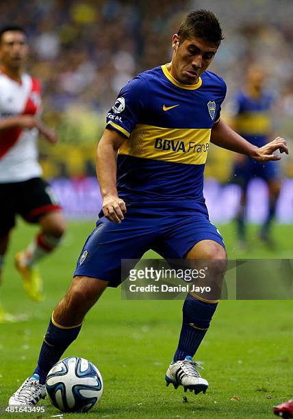Cristian Erbes, of Boca Juniors, plays the ball during a match between Boca Juniors and River Plate as part of 10th round of Torneo Final 2014 at...