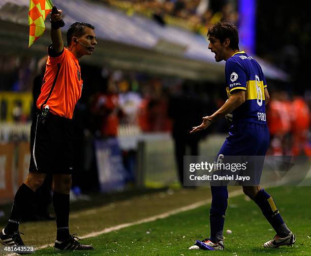 Juan Forlin, of Boca Juniors, argues with a linesman during a match between Boca Juniors and River Plate as part of 10th round of Torneo Final 2014...