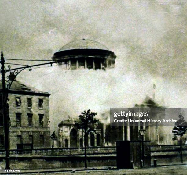 Ww2 Exploding Shell 40 Four Courts Explosion Stock Photos, High-Res Pictures, and Images ...
