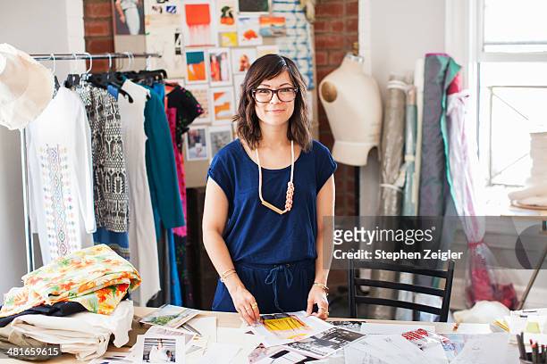 fashion designer in her studio - modedesigner stock-fotos und bilder