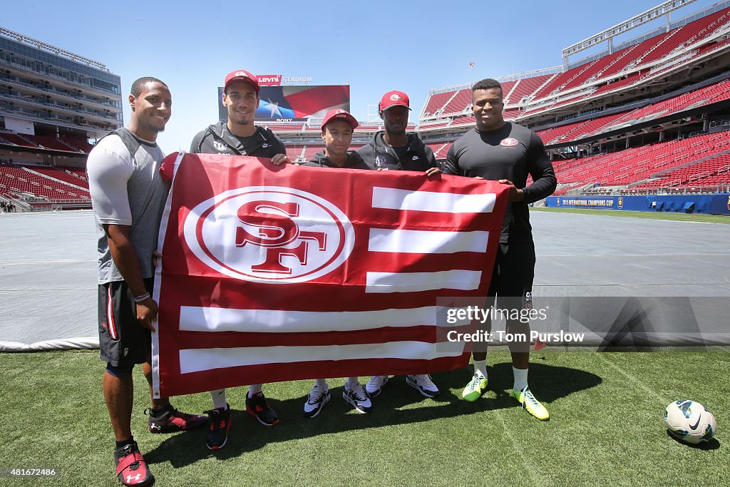 Manchester United Players Meet the San Francisco 49ers