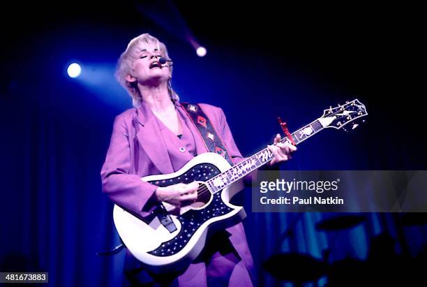 Musician Lorrie Morgan performs onstage, Chicago, Illinois, December 2, 1995.