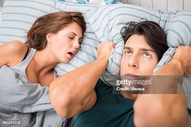 homem não pode dormir porque a sua esposa snores - loud man imagens e fotografias de stock