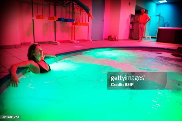 Reportage in the Chrysalide wellness centre in France that specialises in chromotherapy. A colour profile is defined for each patient and can be...