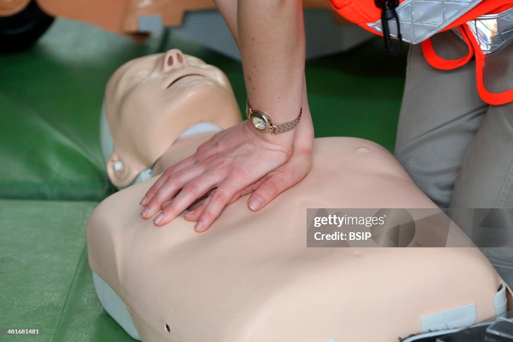 Workshop withe the Red Cross. Life-saving first aid on a model.