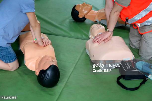 Workshop organised by the Red Cross. Life-saving first aid on a model.