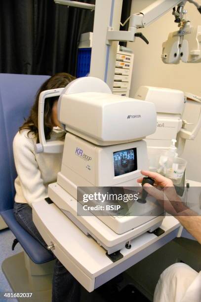 In 1 ophthalmic device : automatic refractometer, automatic keratometer and corneal topography.