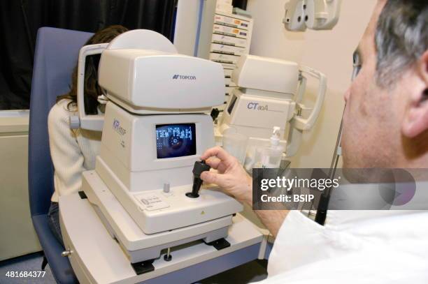 In 1 ophthalmic device : automatic refractometer, automatic keratometer and corneal topography.