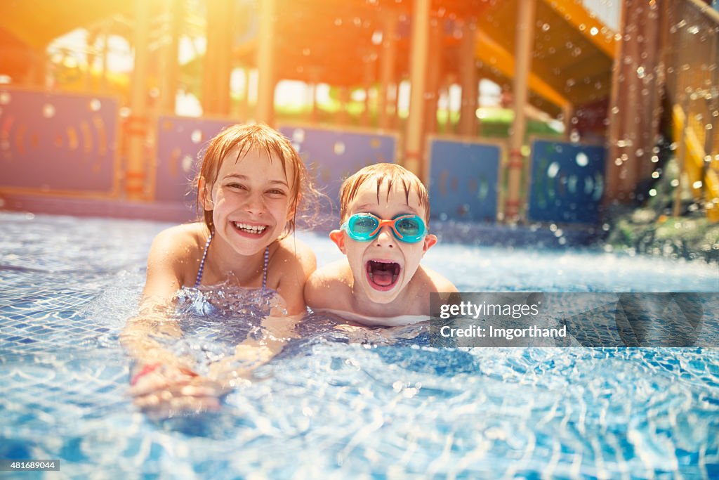 Bruder und Schwester, die Spaß im Wasserpark