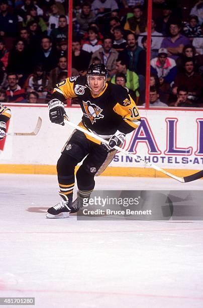 Ron Francis of the Pittsburgh Penguins skates on the ice during an NHL game against the Philadelphia Flyers circa 1992 at the Spectrum in...